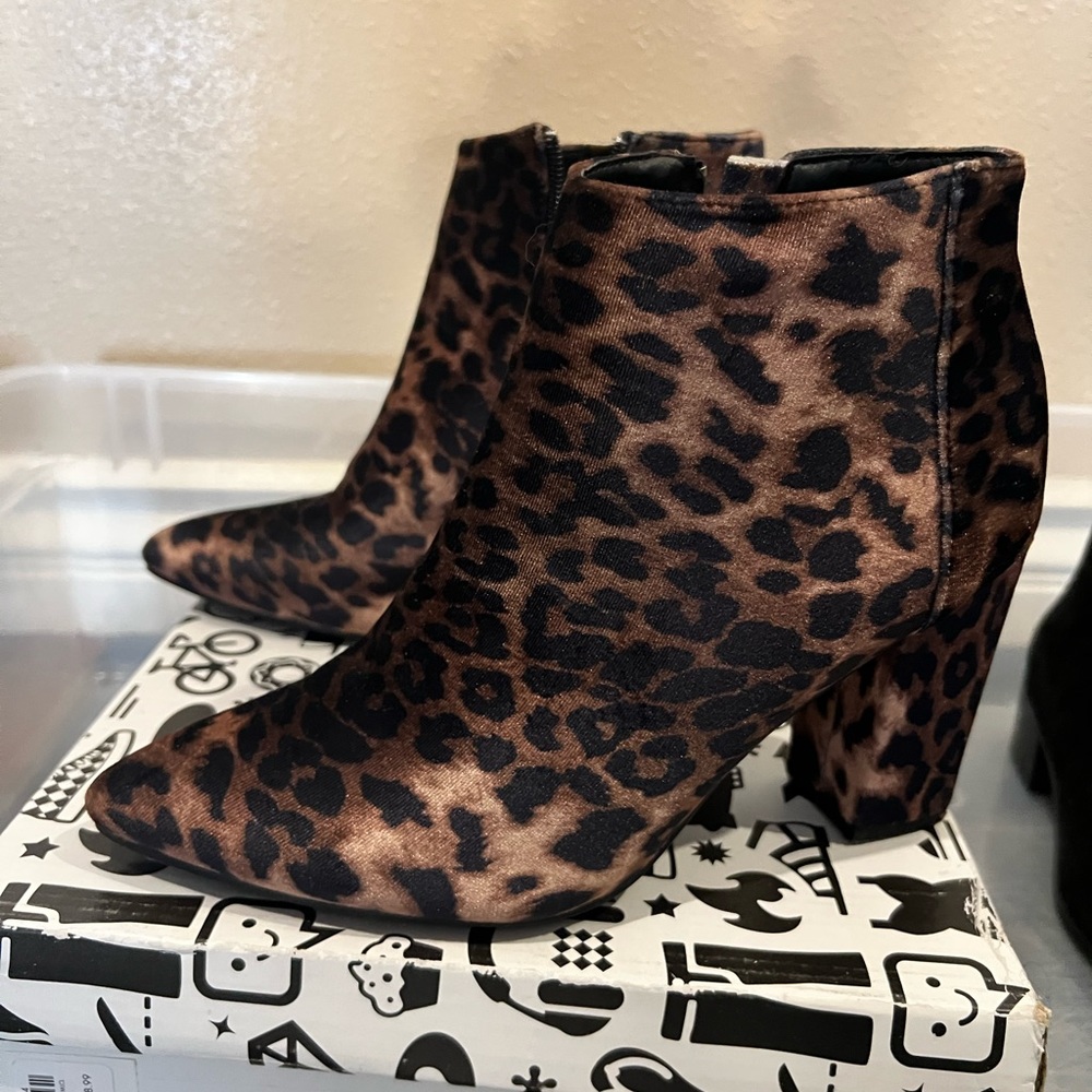 Leopard booties - size 8 - Bamboo brand - zip-ups